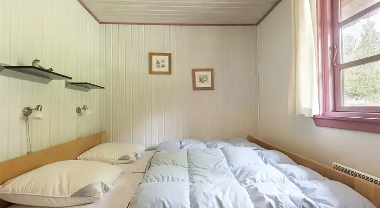 Fritidshus med stråtak för ro och närhet