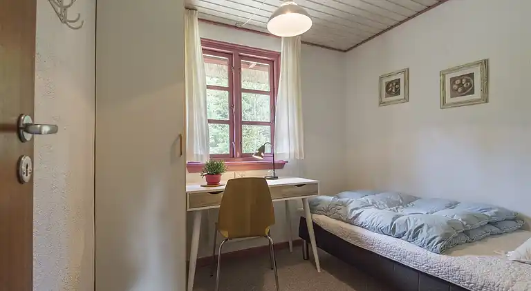 Fritidshus med stråtak för ro och närhet