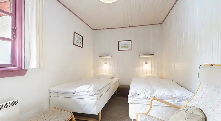 Fritidshus med stråtak för ro och närhet