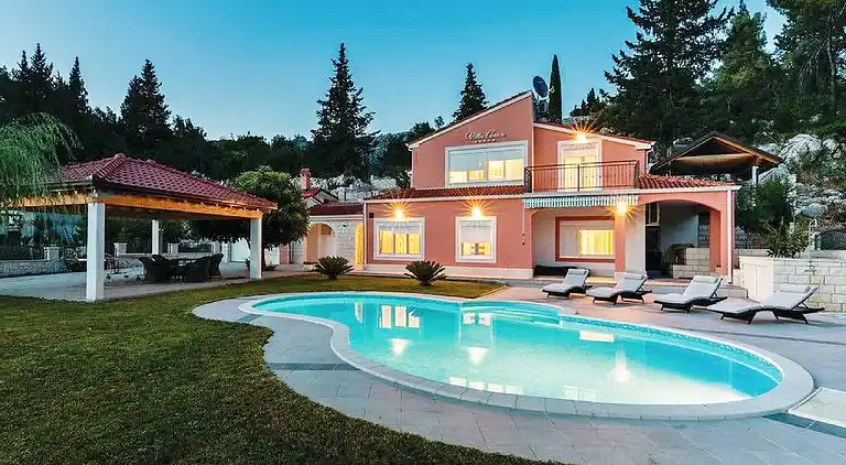 Villa i Ploče