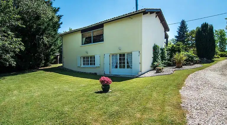 Holiday home in Tourtrès