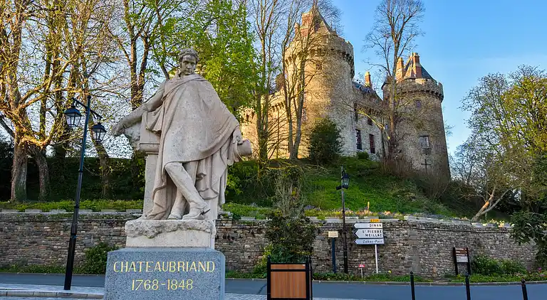 Holiday home in Broons