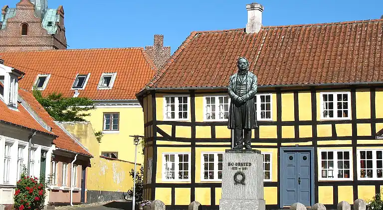 3 vær.,1.sal,1 bad,havudsigt,2prs.