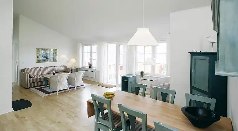 4 room w/seaview,2 level,attachedhous