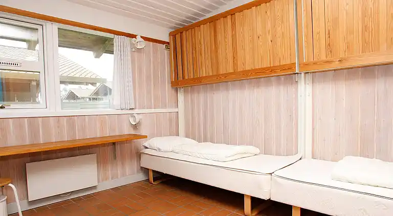 C-3 room,2 bathrooms