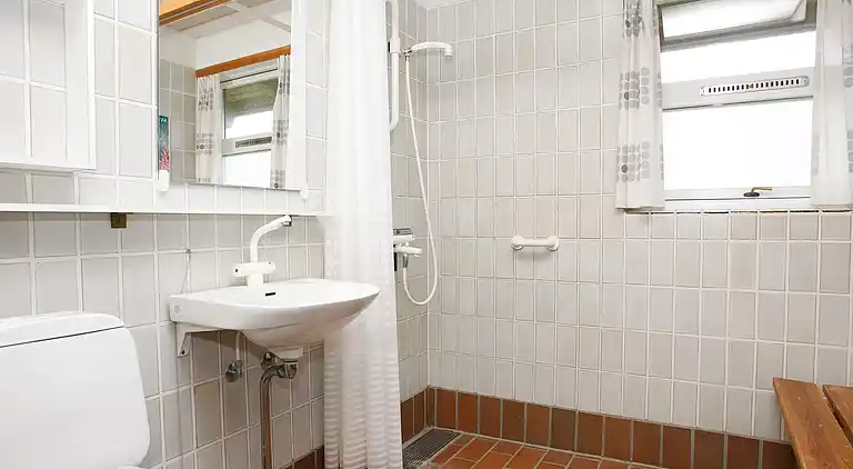 C-3 room,2 bathrooms