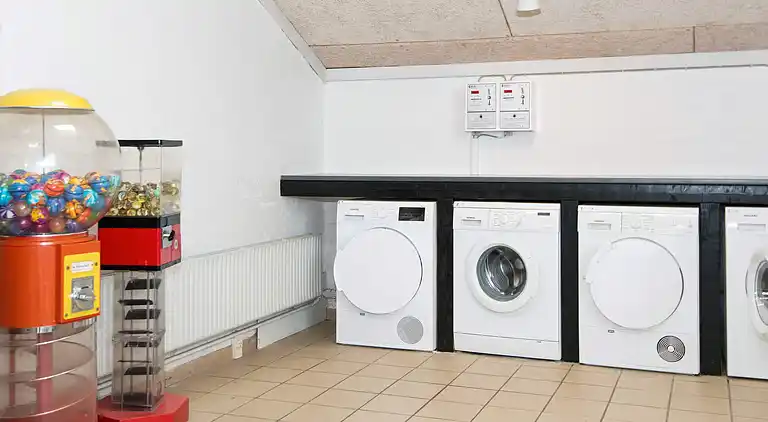 3 room,2 levels,dishwasher