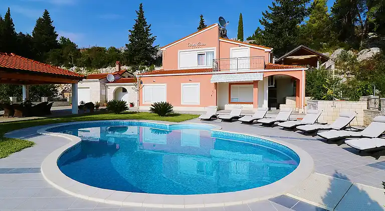Villa i Ploče