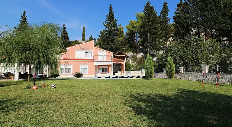 Villa i Ploče
