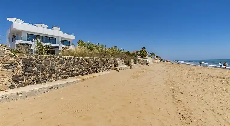 BREATH TAKING FRONT LINE BEACH VILLA