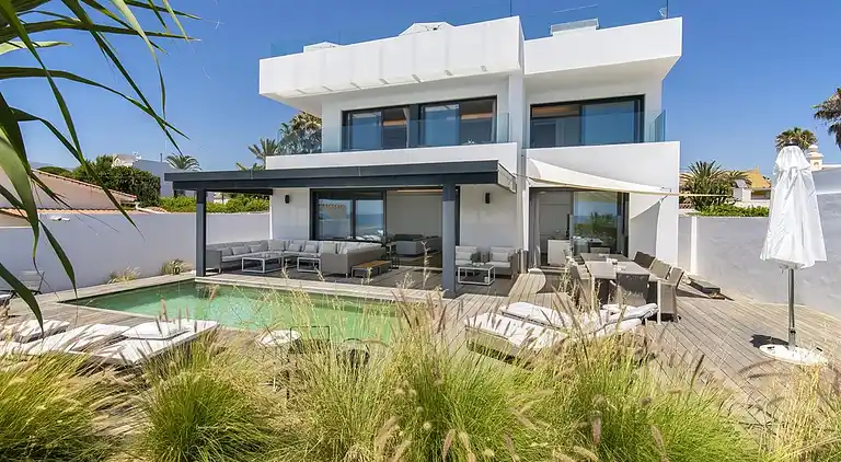 BREATH TAKING FRONT LINE BEACH VILLA