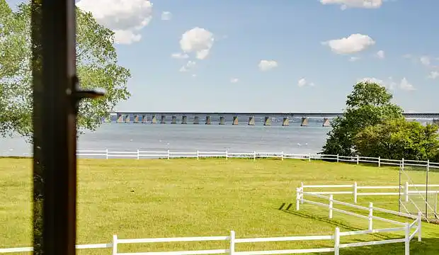 Country Estate with ocean view and 32 beds