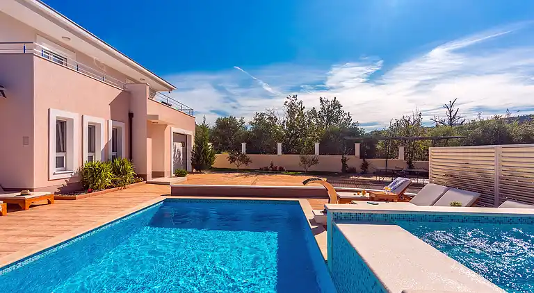 VILLA MILLA with private pool, jacuzzi, sauna, gym, max.8pax