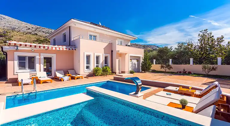 VILLA MILLA with private pool, jacuzzi, sauna, gym, max.8pax