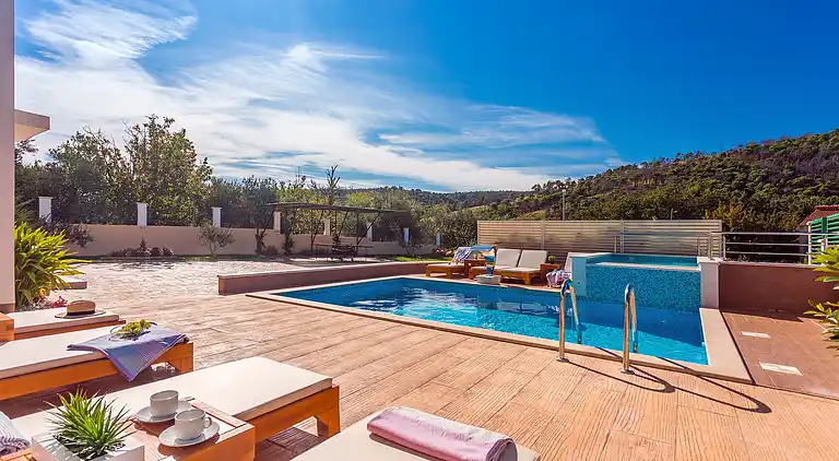 VILLA MILLA with private pool, jacuzzi, sauna, gym, max.8pax