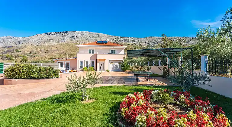 VILLA MILLA with private pool, jacuzzi, sauna, gym, max.8pax