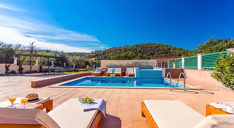 VILLA MILLA with private pool, jacuzzi, sauna, gym, max.8pax