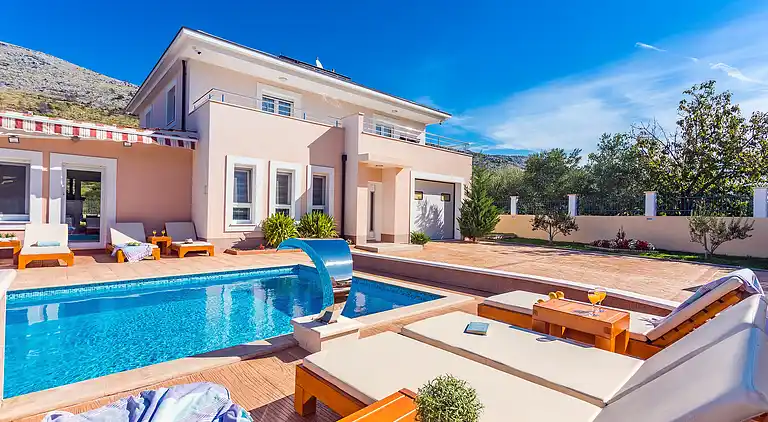 VILLA MILLA with private pool, jacuzzi, sauna, gym, max.8pax