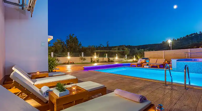 VILLA MILLA with private pool, jacuzzi, sauna, gym, max.8pax