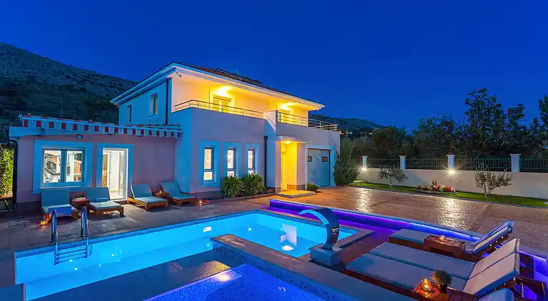 VILLA MILLA with private pool, jacuzzi, sauna, gym, max.8pax