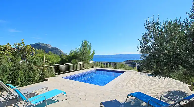 THE CAPTAIN`S HOUSE 6 km from sandy beach with heated pool