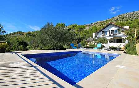 THE CAPTAIN`S HOUSE 6 km from sandy beach with heated pool