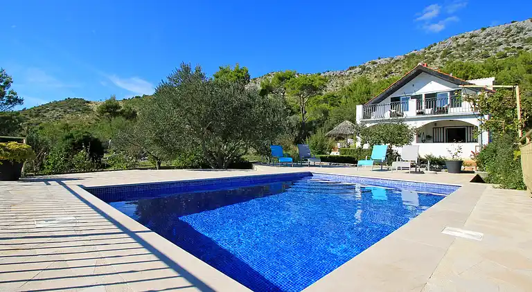 THE CAPTAIN`S HOUSE 6 km from sandy beach with heated pool