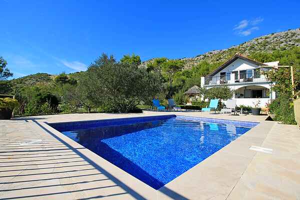 THE CAPTAIN`S HOUSE 6 km from sandy beach with heated pool
