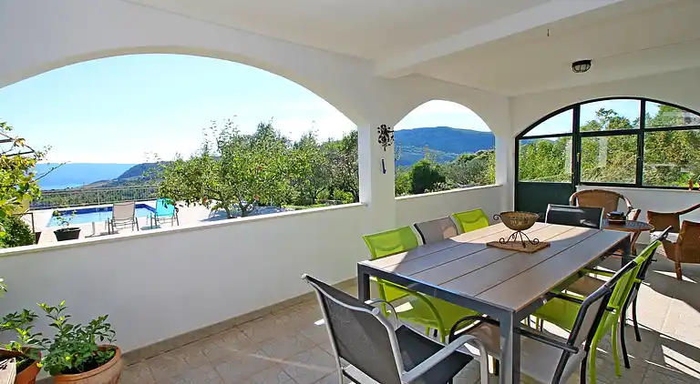 THE CAPTAIN`S HOUSE 6 km from sandy beach with heated pool