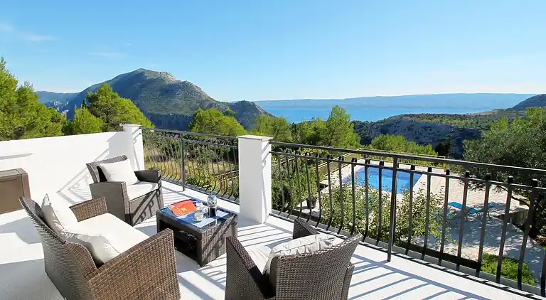 THE CAPTAIN`S HOUSE 6 km from sandy beach with heated pool