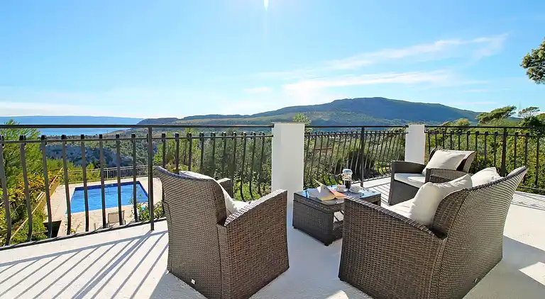 THE CAPTAIN`S HOUSE 6 km from sandy beach with heated pool