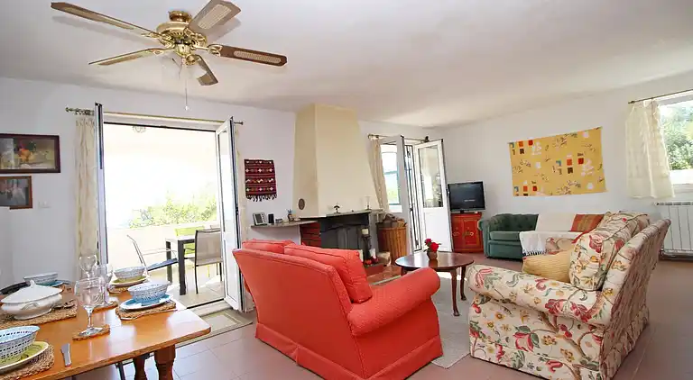 THE CAPTAIN`S HOUSE 6 km from sandy beach with heated pool