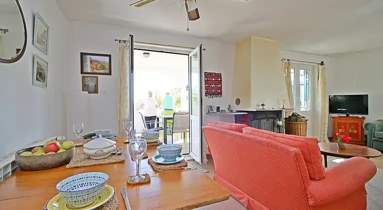 THE CAPTAIN`S HOUSE 6 km from sandy beach with heated pool