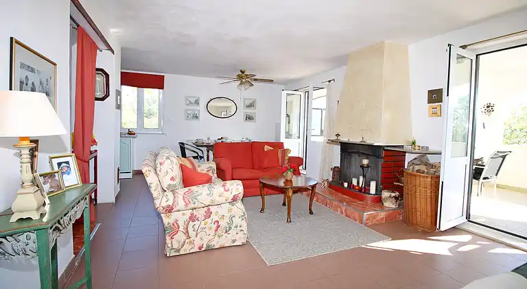 THE CAPTAIN`S HOUSE 6 km from sandy beach with heated pool