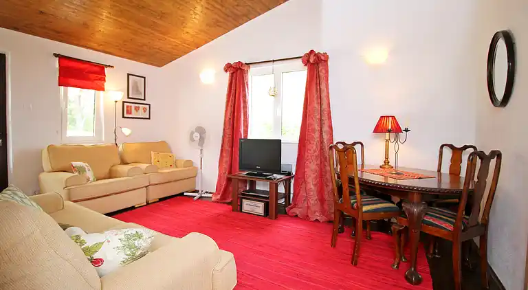 THE CAPTAIN`S HOUSE 6 km from sandy beach with heated pool