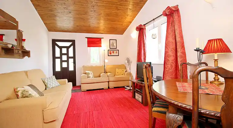 THE CAPTAIN`S HOUSE 6 km from sandy beach with heated pool