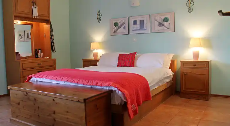 THE CAPTAIN`S HOUSE 6 km from sandy beach with heated pool