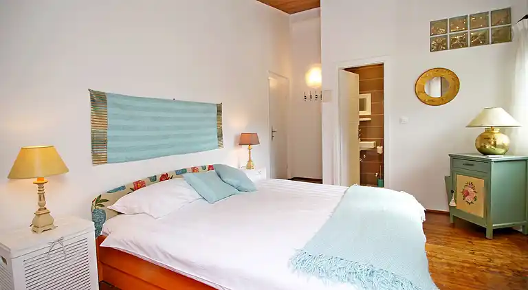 THE CAPTAIN`S HOUSE 6 km from sandy beach with heated pool