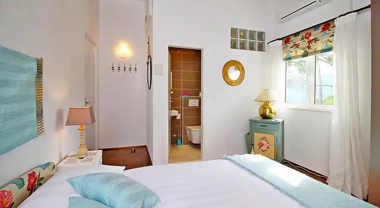 THE CAPTAIN`S HOUSE 6 km from sandy beach with heated pool