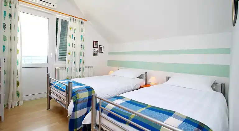 THE CAPTAIN`S HOUSE 6 km from sandy beach with heated pool