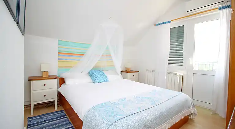 THE CAPTAIN`S HOUSE 6 km from sandy beach with heated pool