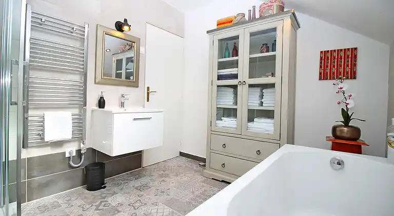 THE CAPTAIN`S HOUSE 6 km from sandy beach with heated pool