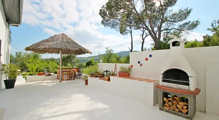 THE CAPTAIN`S HOUSE 6 km from sandy beach with heated pool