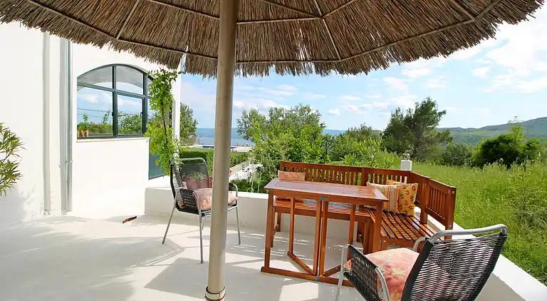 THE CAPTAIN`S HOUSE 6 km from sandy beach with heated pool