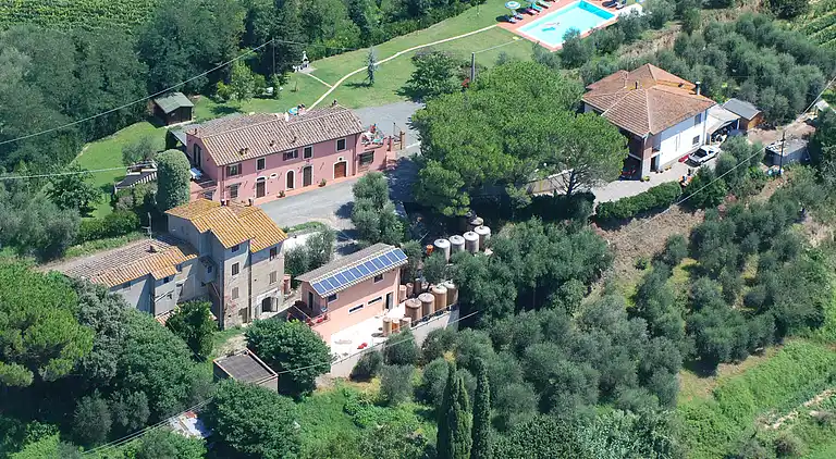 Apartments with swimming pool and good wine 