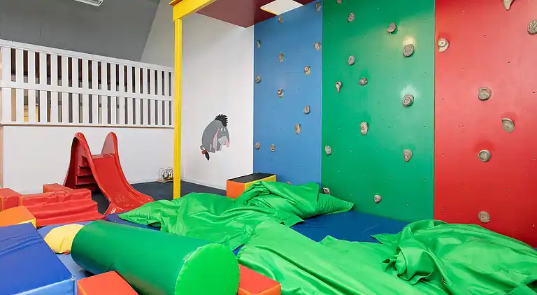 Hotellrom m/sengetøy,bakkeplan