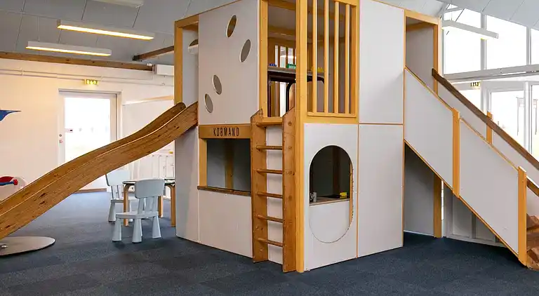 Hotellrom m/sengetøy,bakkeplan