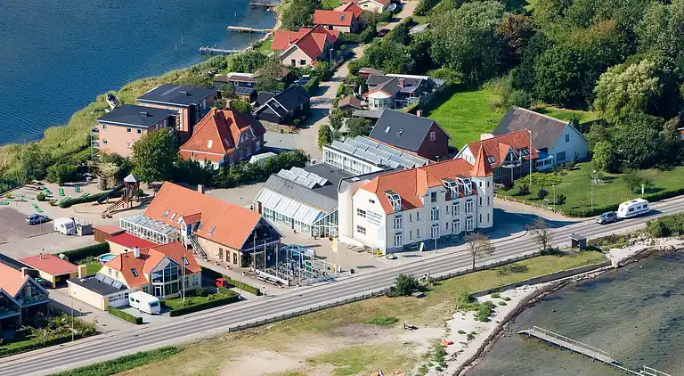 2 rooms w/partially seaview