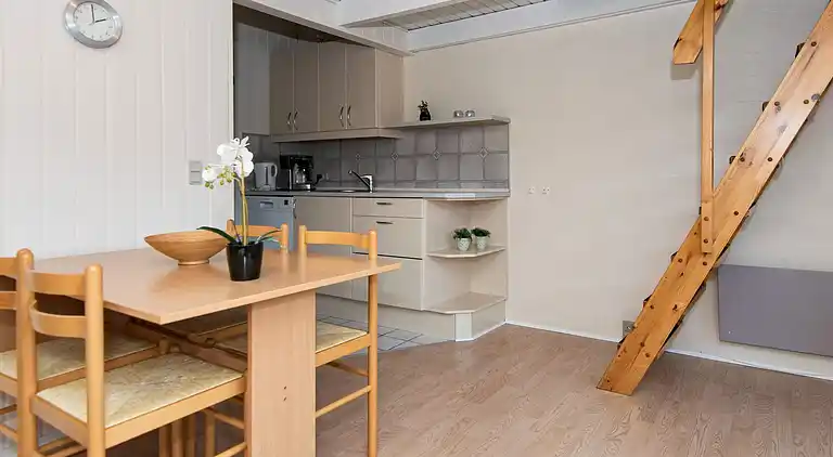 3 room,2 levels,dishwasher