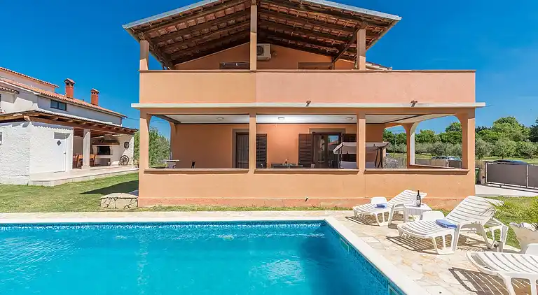 Farm house in Loborika